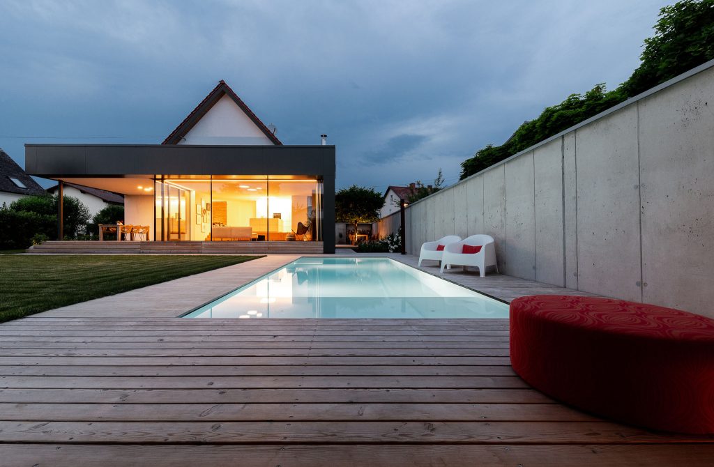 Moderner IPOR Swimmingpool in Kärnten als Überlaufpool mit Infinity-Design